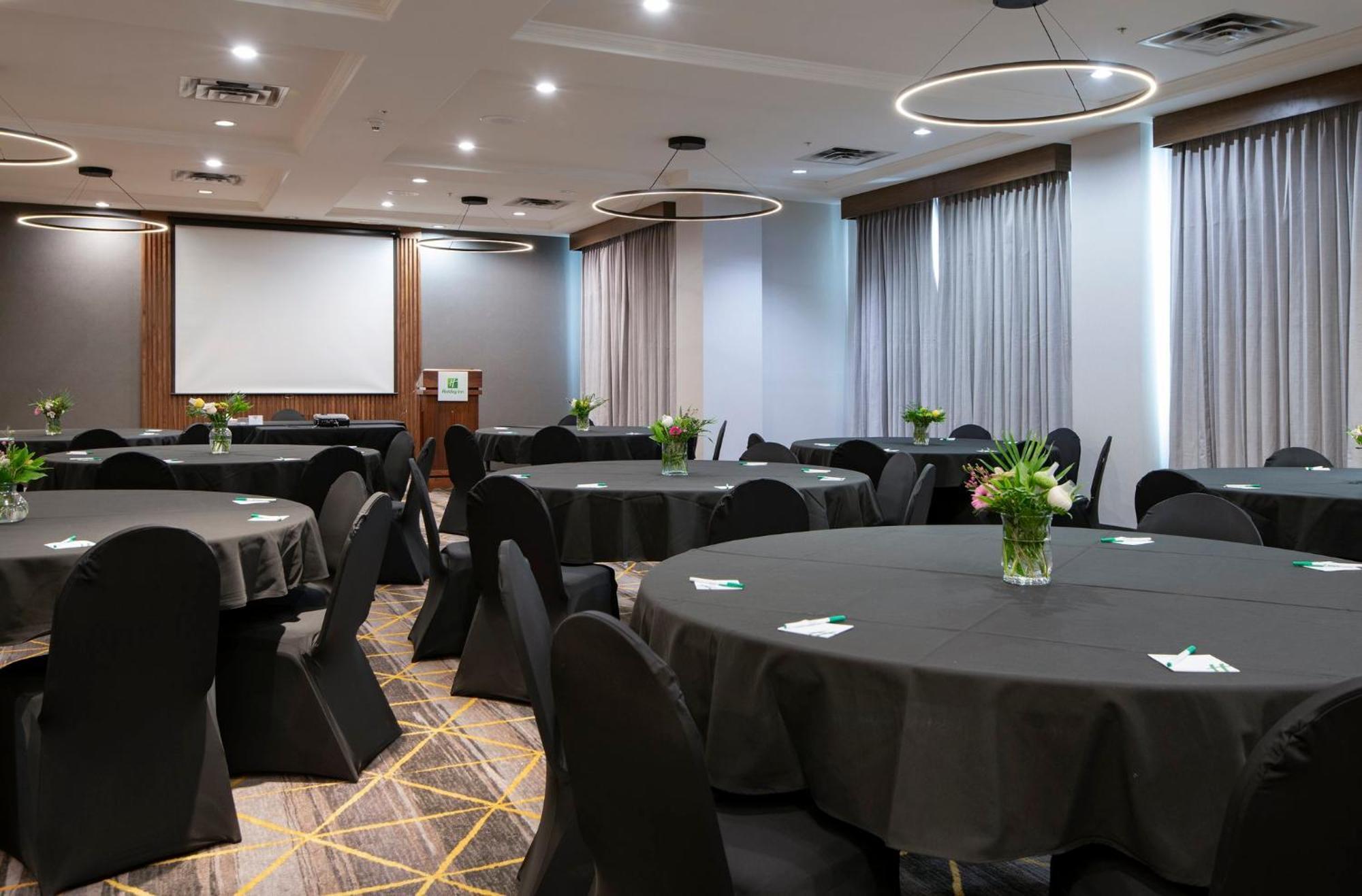 Holiday Inn Hotel And Suites-Kamloops By Ihg Bagian luar foto