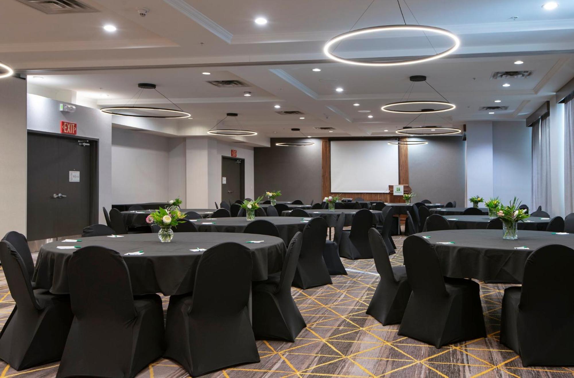 Holiday Inn Hotel And Suites-Kamloops By Ihg Bagian luar foto