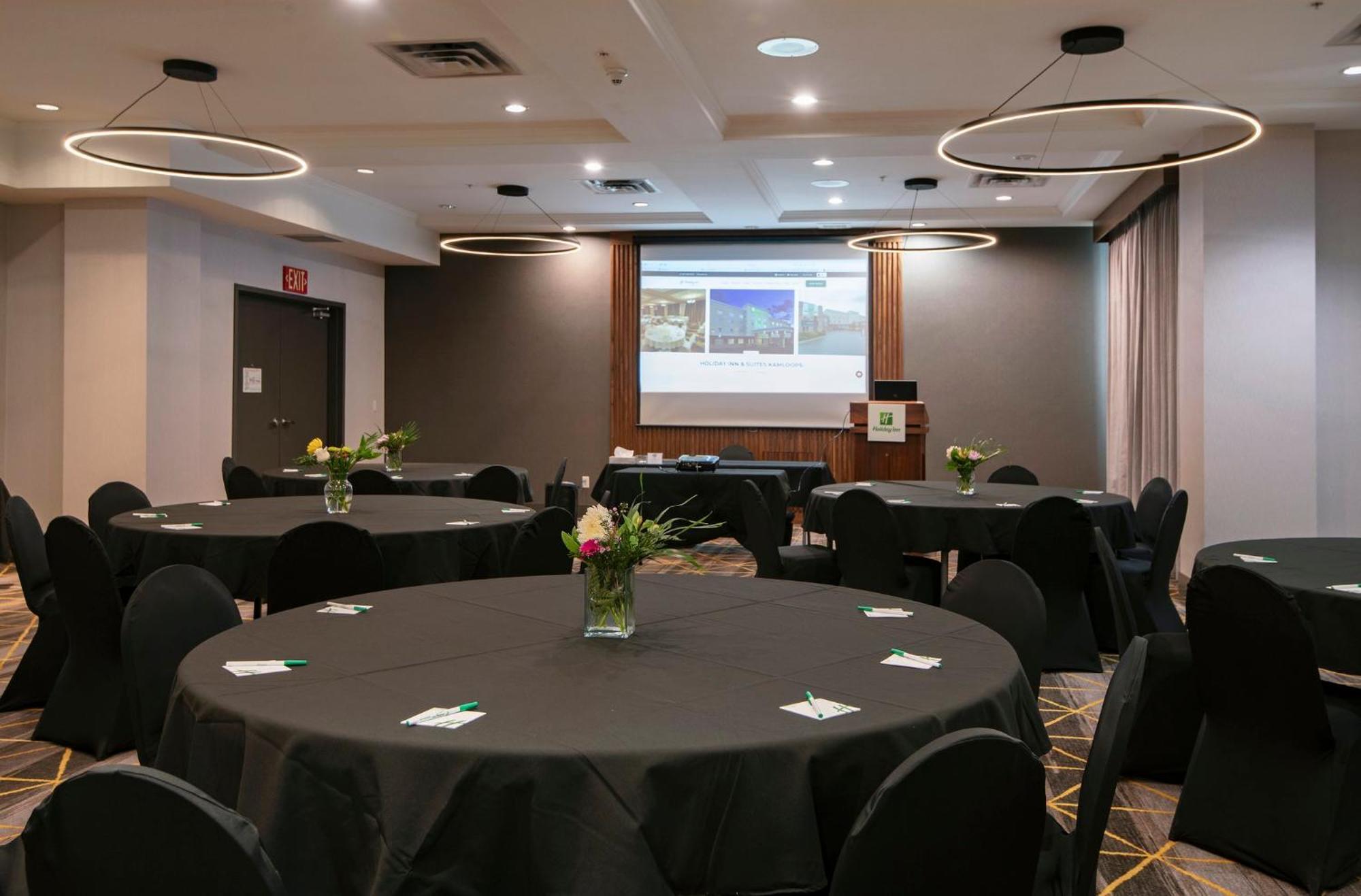 Holiday Inn Hotel And Suites-Kamloops By Ihg Bagian luar foto