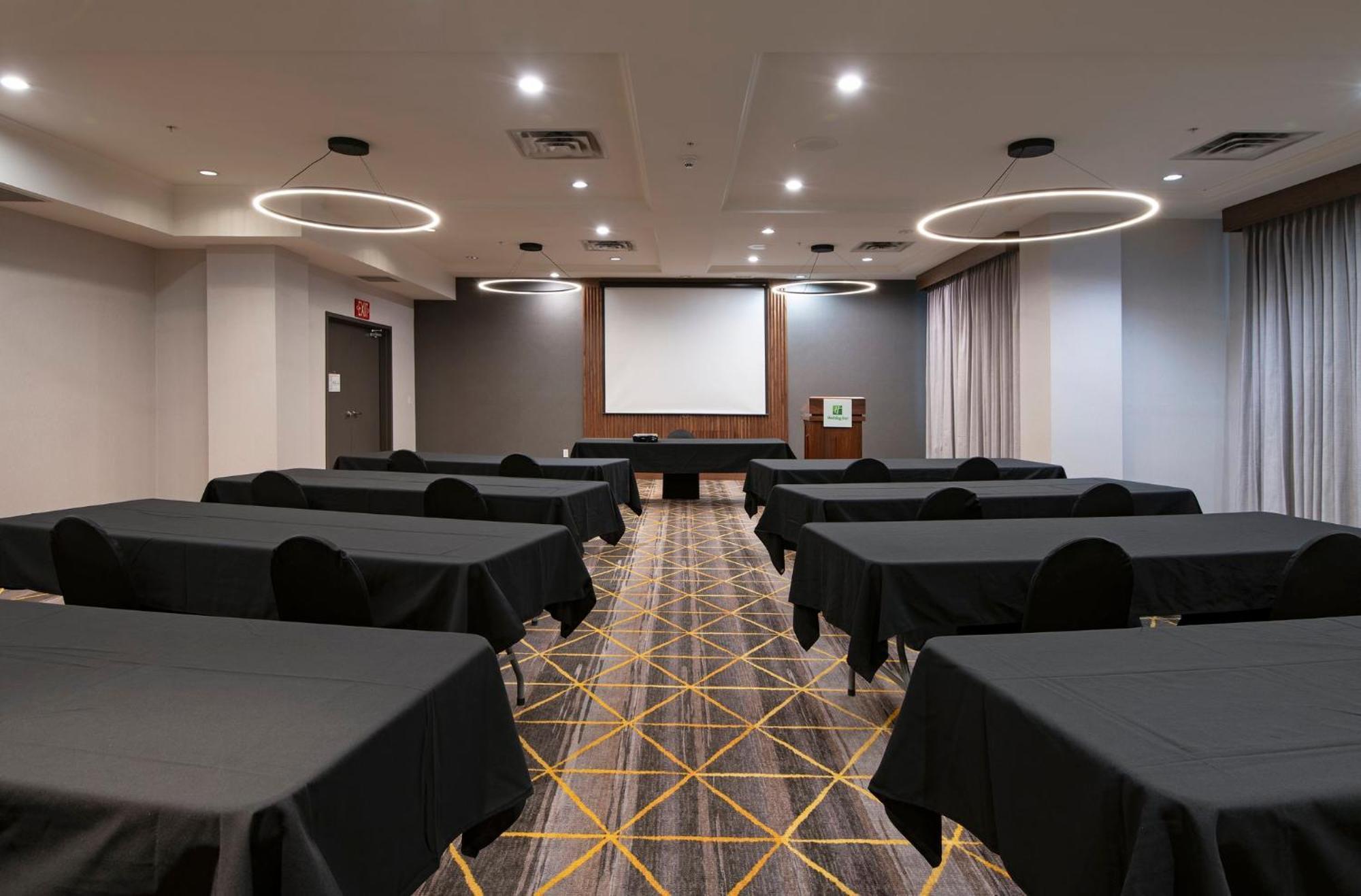 Holiday Inn Hotel And Suites-Kamloops By Ihg Bagian luar foto