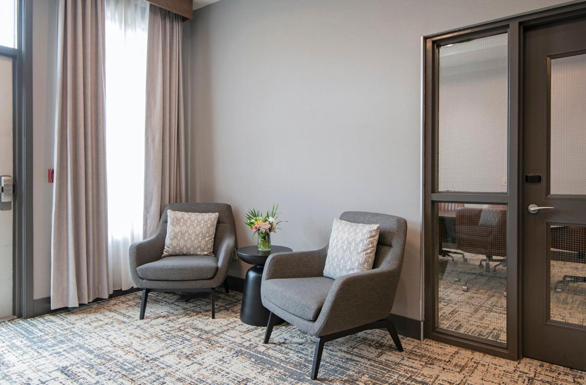 Holiday Inn Hotel And Suites-Kamloops By Ihg Bagian luar foto