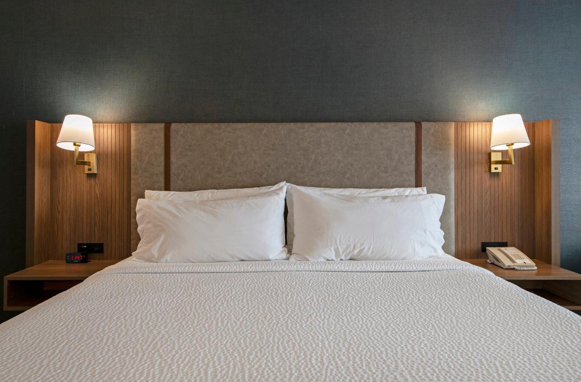 Holiday Inn Hotel And Suites-Kamloops By Ihg Bagian luar foto