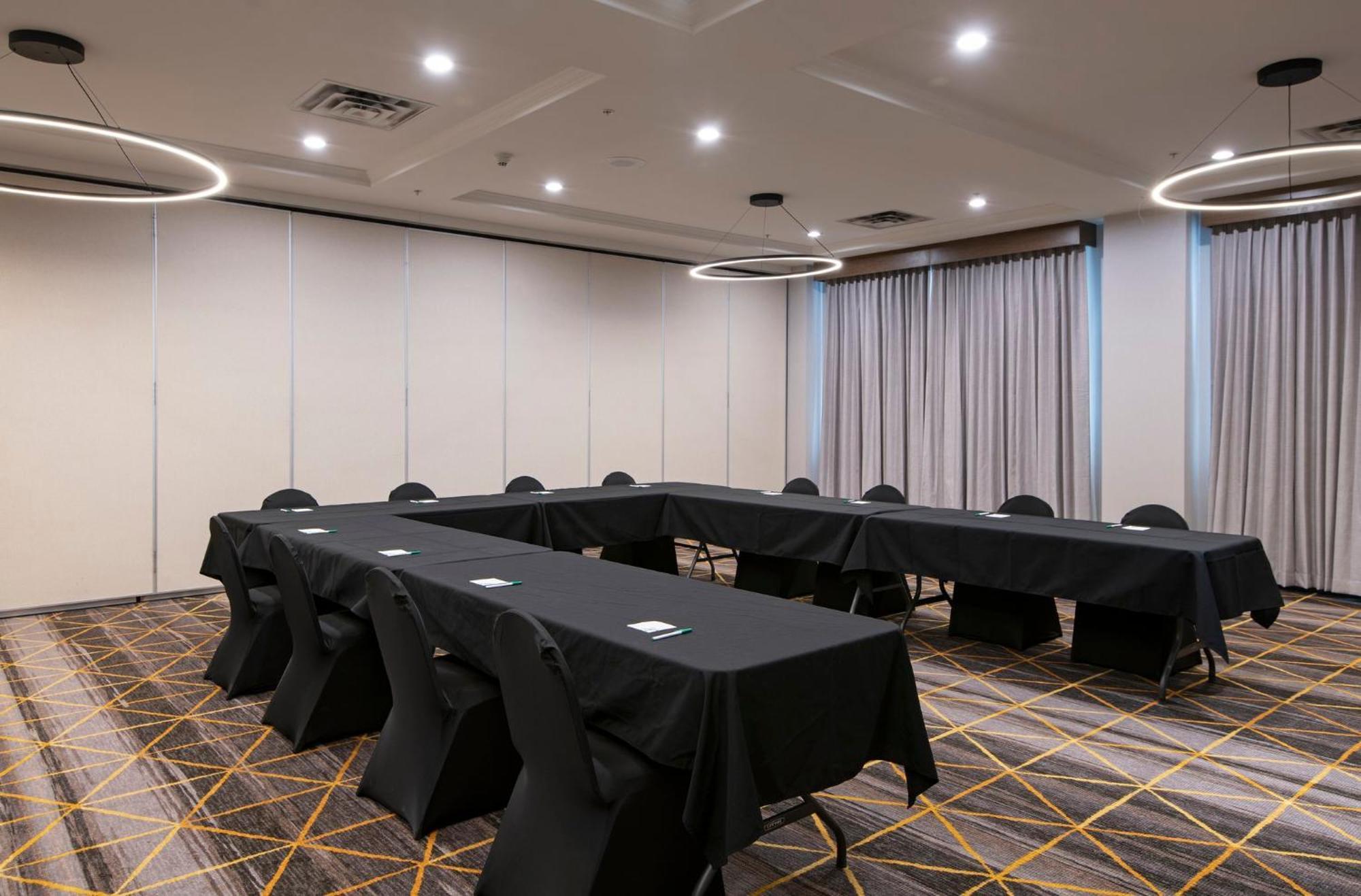 Holiday Inn Hotel And Suites-Kamloops By Ihg Bagian luar foto